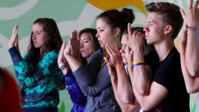 Practican yoga en las escuelas para mejorar la atención